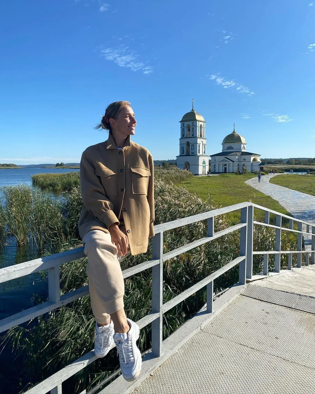 Катя Осадча поблизу Затопленої церкви Катя Осадча поблизу Затопленої церкви