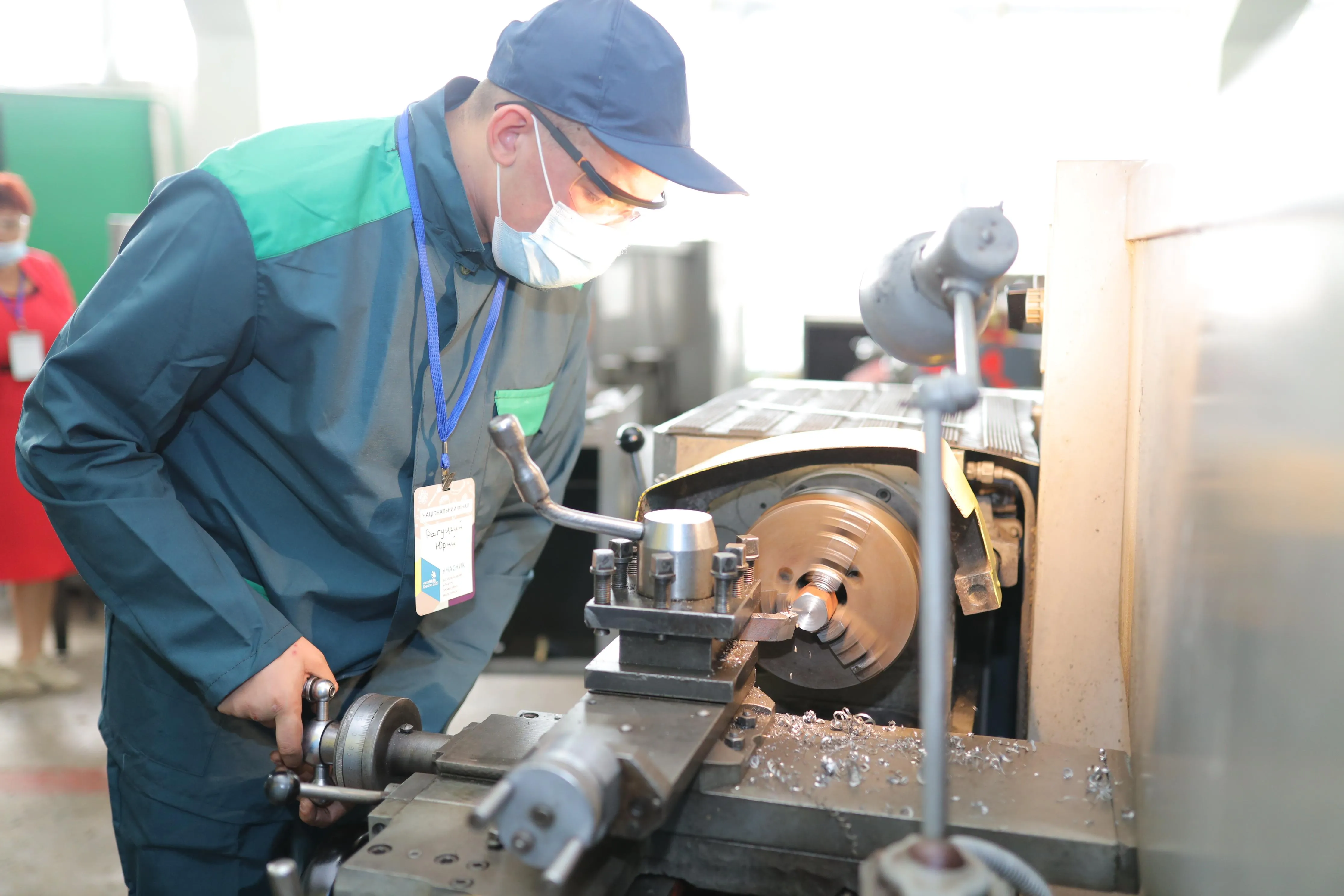 Токар виконує конкурсне завдання Токар виконує конкурсне завдання
