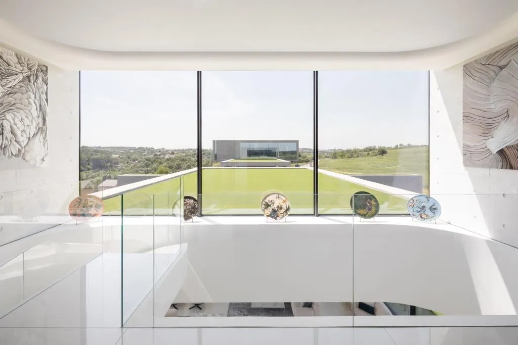 Білий колір в інтер'єрі візуально розширює простір Білий колір в інтер'єрі візуально розширює простір