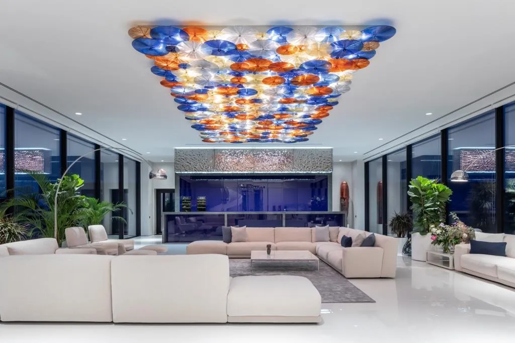 У вітальні є дві скляні стіни У вітальні є дві скляні стіни