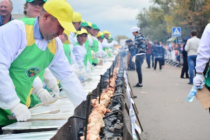 Найдовший у світі шашлик приготували у Казахстані