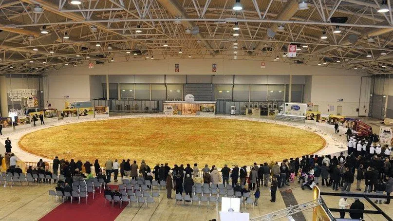 Найбільшу піцу приготували в Італії Найбільшу піцу приготували в Італії