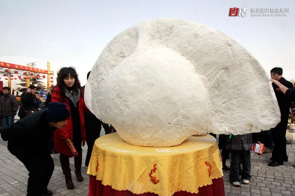 Найбільший в світі пельмень зліпили у Китаї Найбільший в світі пельмень зліпили у Китаї